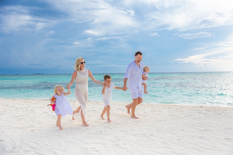Posing Tips for Family Photos on Vacation