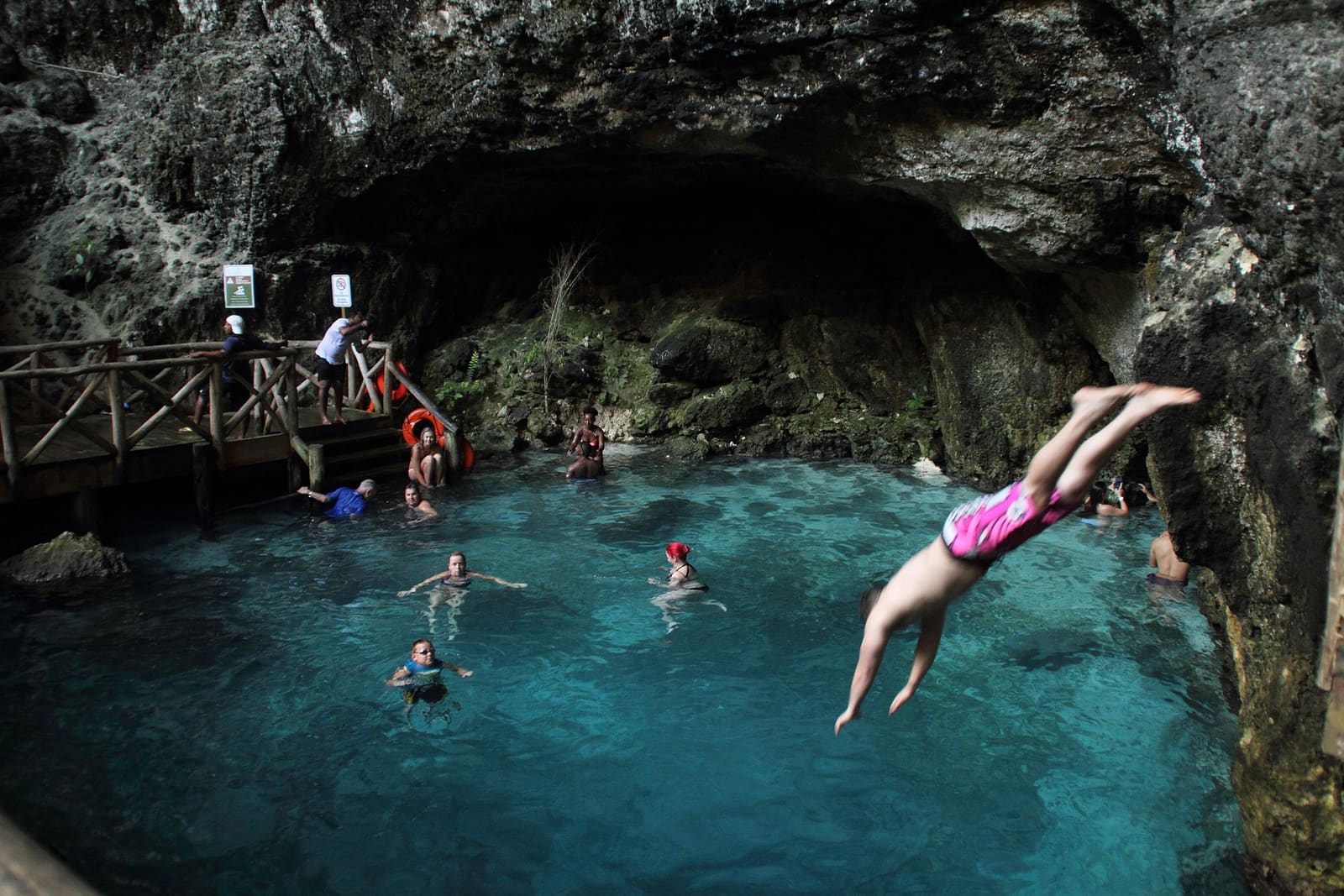 Cenote Hoyo Azul, Dominikanische Republik — Foto von https://www.flickr.com/photos/asw909/ von Wikimedia Commons