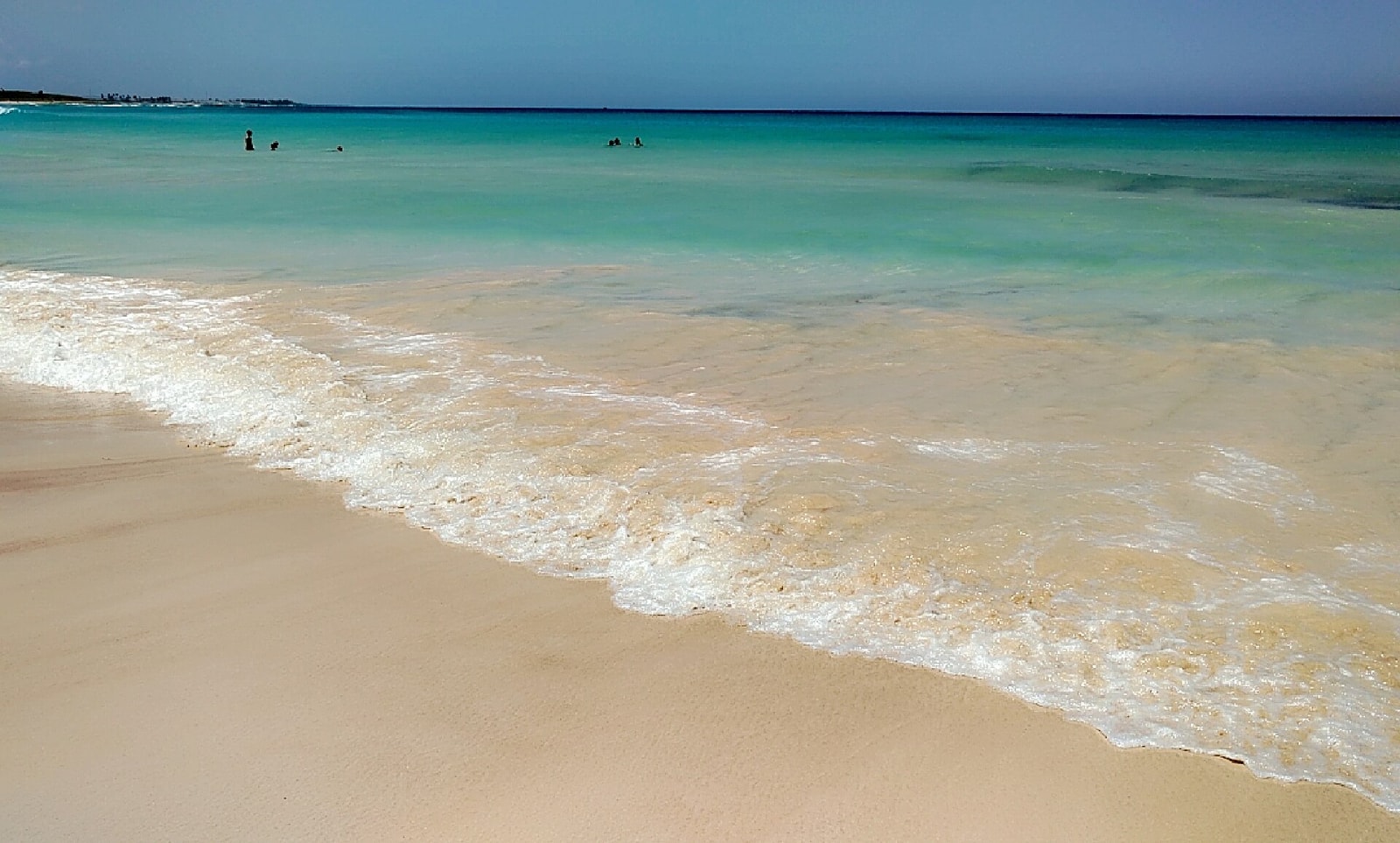 Macao-strand, Dominicaanse Republiek — foto door Carolinarondon via Wikimedia Commons